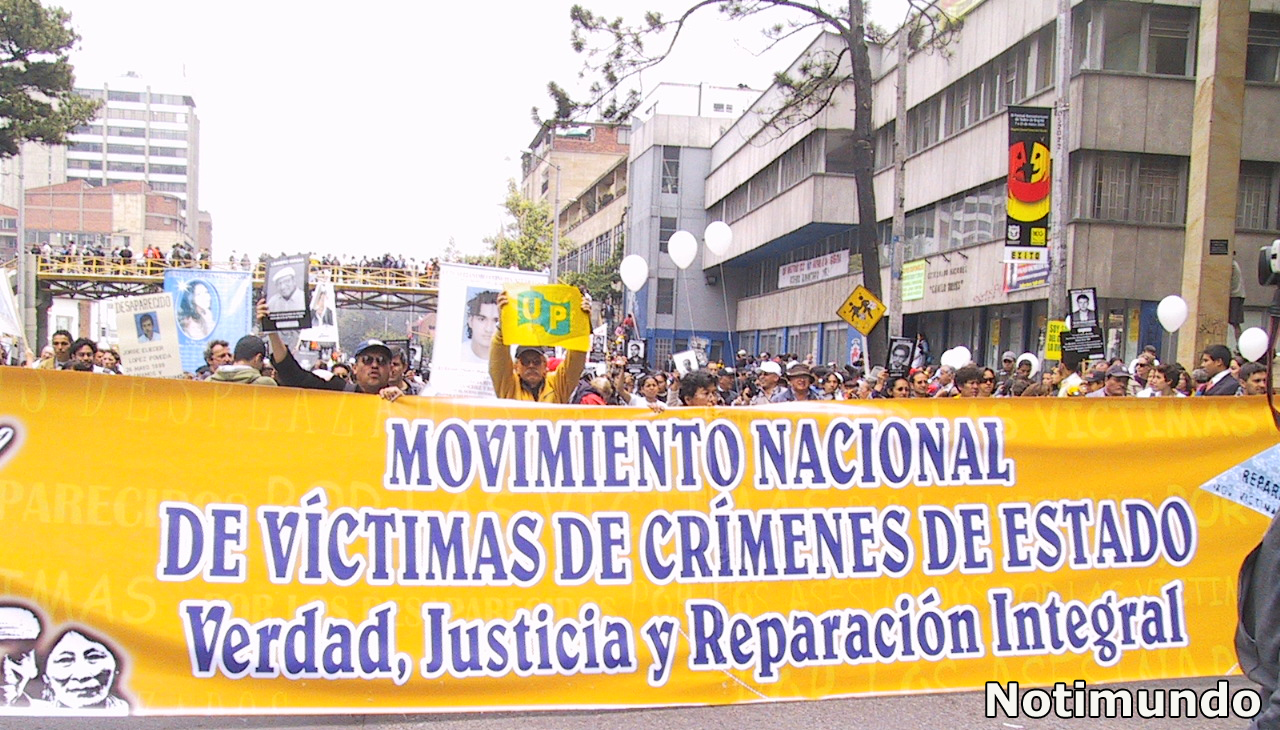 Movimiento de Víctimas de Crímenes de Estado. Marcha . Pancarta. Notimundo